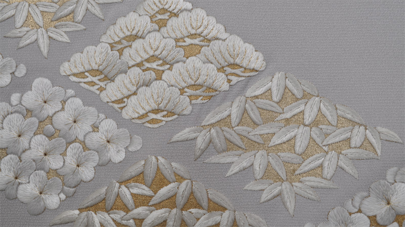 訪問着(淡いグレー地・ひし形の刺繍)