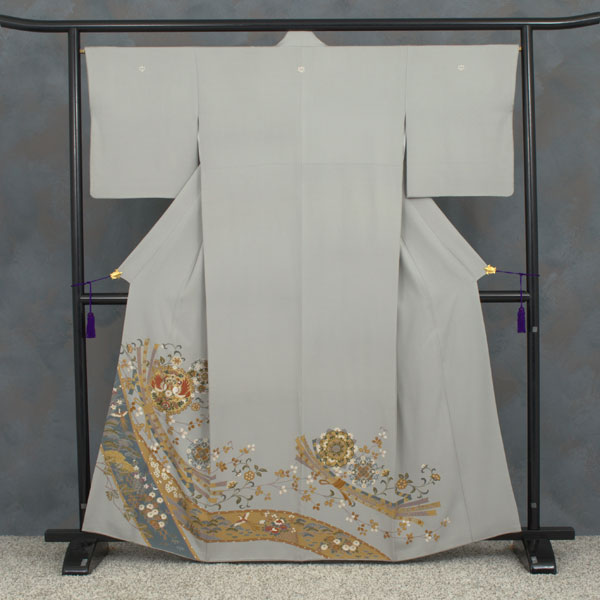 色留袖〔熨斗と唐花模様〕
