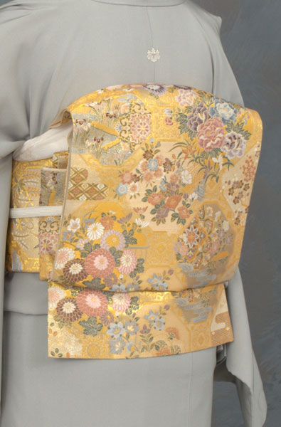 色留袖〔熨斗と唐花模様〕